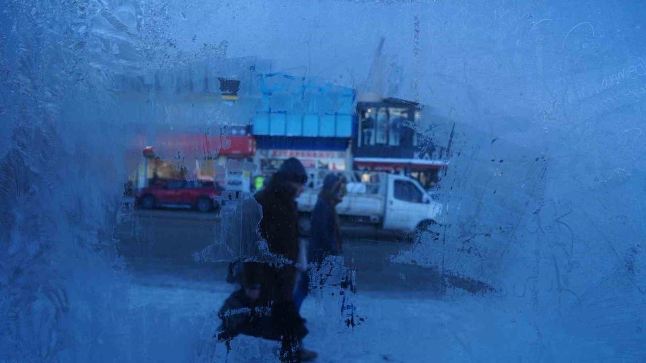 Türkiye’nin en soğuk yeri Erzurum oldu, çeşmeler buz tuttu