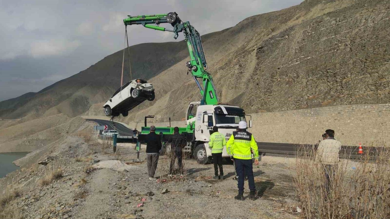 Van’da 3 gence mezar olan otomobil, sudan çıkarıldı