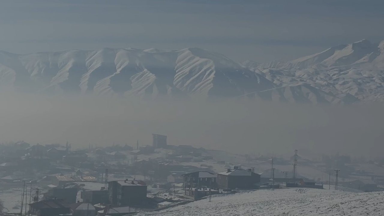 Yüksekova sis altında kaldı