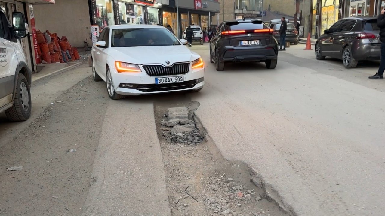 Yüksekova’da doğal gaz kazılarından dolayı yollar kullanılmaz hale geldi