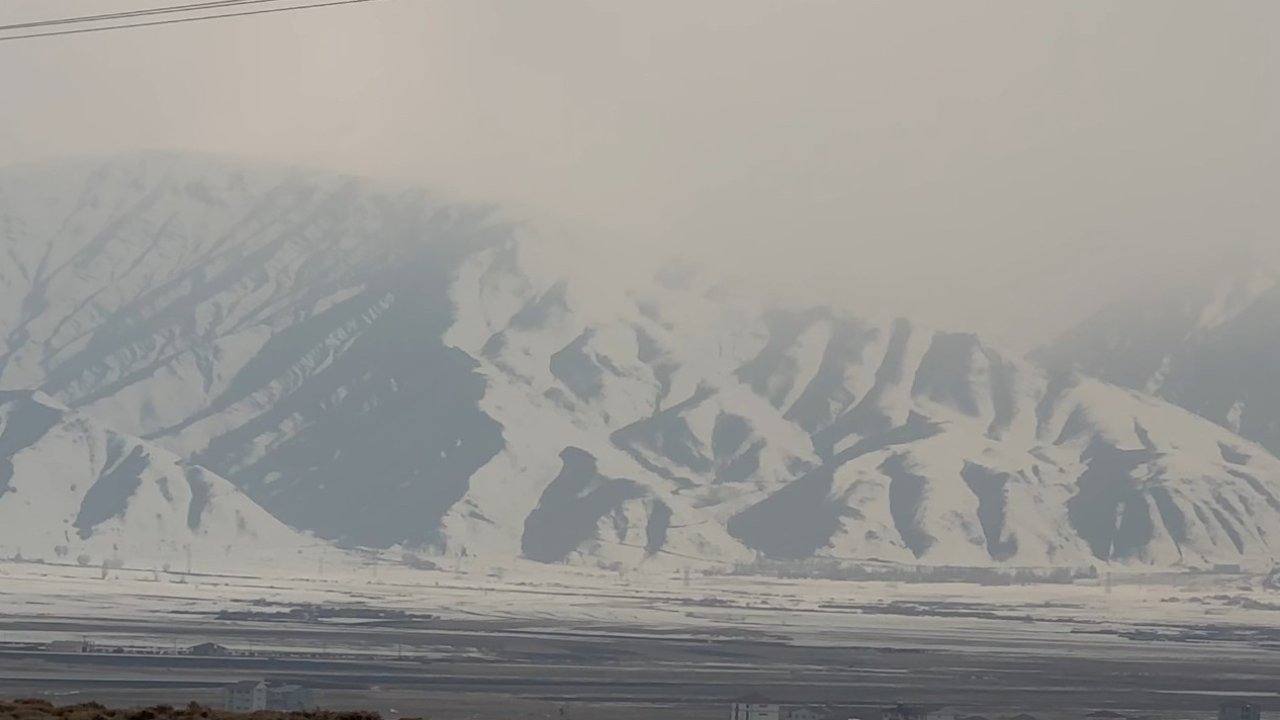 Yüksekova’nın etrafını çevreleyen dağlar beyaza büründü