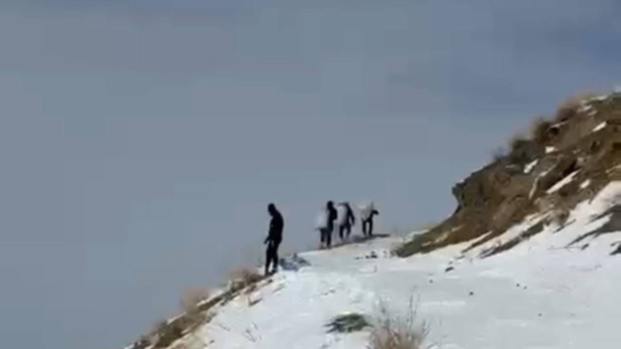 Zirveye şefkat tırmanışı: Yüksekova’da dağ keçileri için metrelerce karı aştılar