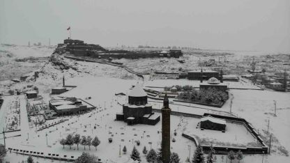 Doğu’nun incisi Kars, beyaz gelinliğini giydi: Beyaza bürünen kent havadan görüntülendi