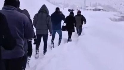 Çığla kapanan yolda mahsur kalan 100 kişi köyde misafir edildi