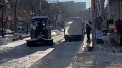 Karsta esnaf karla mücadeleye satış yaptığı traktörlerle destek verdi