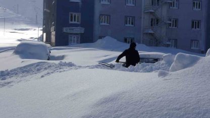 Bitlis’te kar altında kalan araçlar güçlükle bulundu