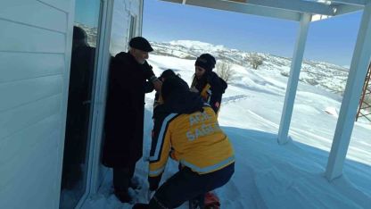 1 kilometrelik yolu yürüyerek hastaya ulaştılar