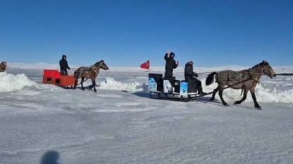 Çıldır Gölü tamamen dondu: Eksi 30 dereceyle atlı kızak keyfine hazır
