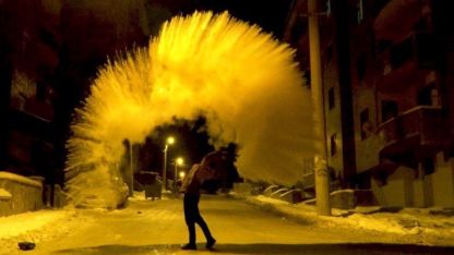 Erzincan’da soğuk havada havaya serpilen kaynar su yere düşmeden buz oldu