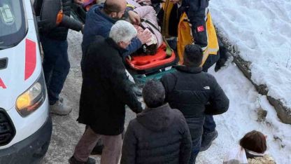 Kars’ta okula giden öğrencinin başına buz kütlesi düştü