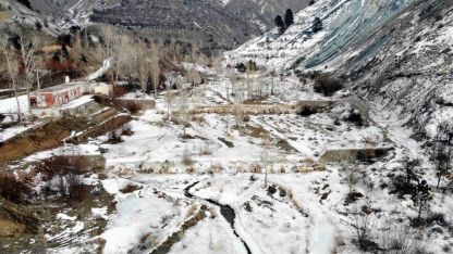 Erzincan’da kış sert yüzünü gösterdi: Doğa buzla kaplandı