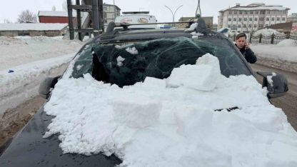 Üst geçitten otomobilin üzerine kar kütlesi düştü: 1 yaralı