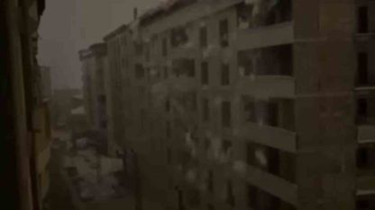 Şemdinli’de tonlarca ağırlıktaki kar kütlesi elektrik direklerini devirdi