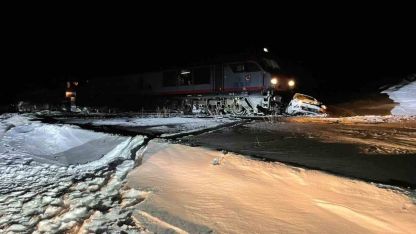 Sarıkamış’ta yük treni otomobile çarptı: 1 yaralı