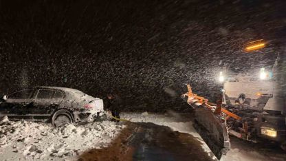 Başkale’de yoldan çıkan otomobil kara saplandı