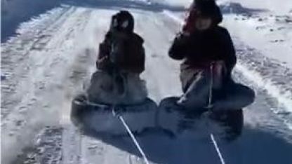 Lastiği kızak yapıp araçla çektiler: Çocukların kar eğlencesi kameralara yansıdı