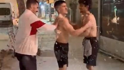 Yağan kar altında önce antrenman, ardından kar banyosu yaptılar