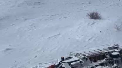 Çekici taşıdığı araç ile şarampole devrildi