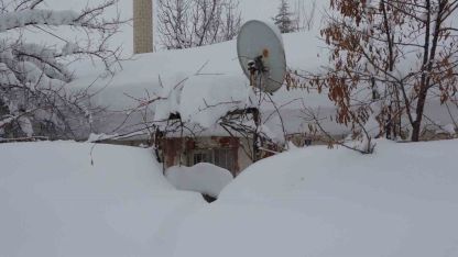 Bitlis’te tek katlı evler kardan kayboldu, 314 köy yolu ise ulaşıma kapandı