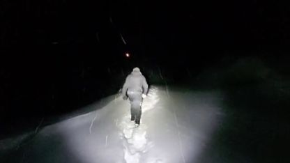 Ekipler yoğun sis ve kar altında 3 kilometre yürüyüp hastaya ulaştı