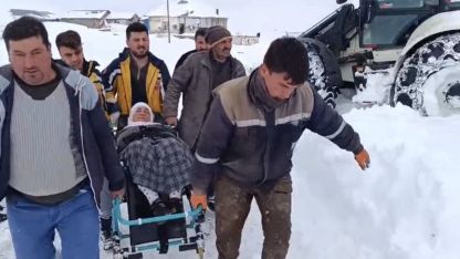 Yolu kapanan köyde mahsur kalan hasta 4 saatlik çalışmayla kurtarıldı