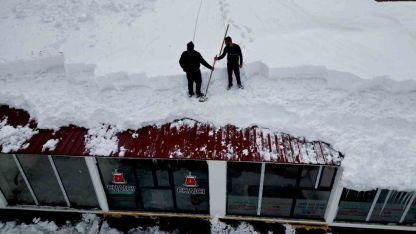 Vatandaşlar zarar görmesin diye çatılarda temizlik mesaisi başladı