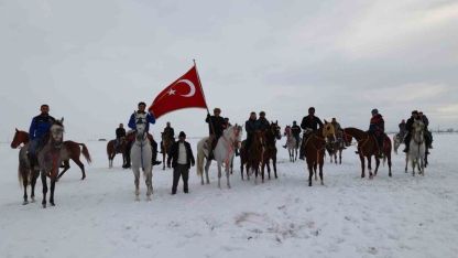 Belediye Başkanı Emrullah Akpunar, at sırtında yaban hayatı için yemleme yaptı