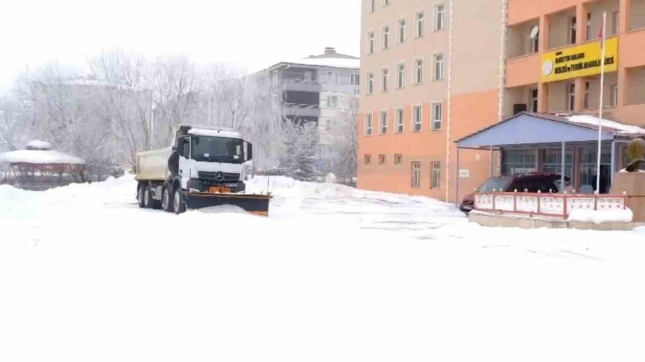 Ağrı’da okullar ikinci dönem öncesi kar temizleme çalışmalarıyla hazırlandı