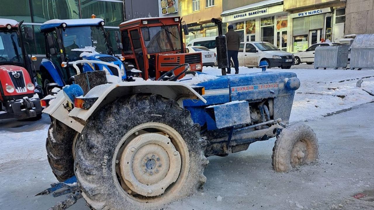 Ardahan buz kesti: araçlar asfalta yapıştı