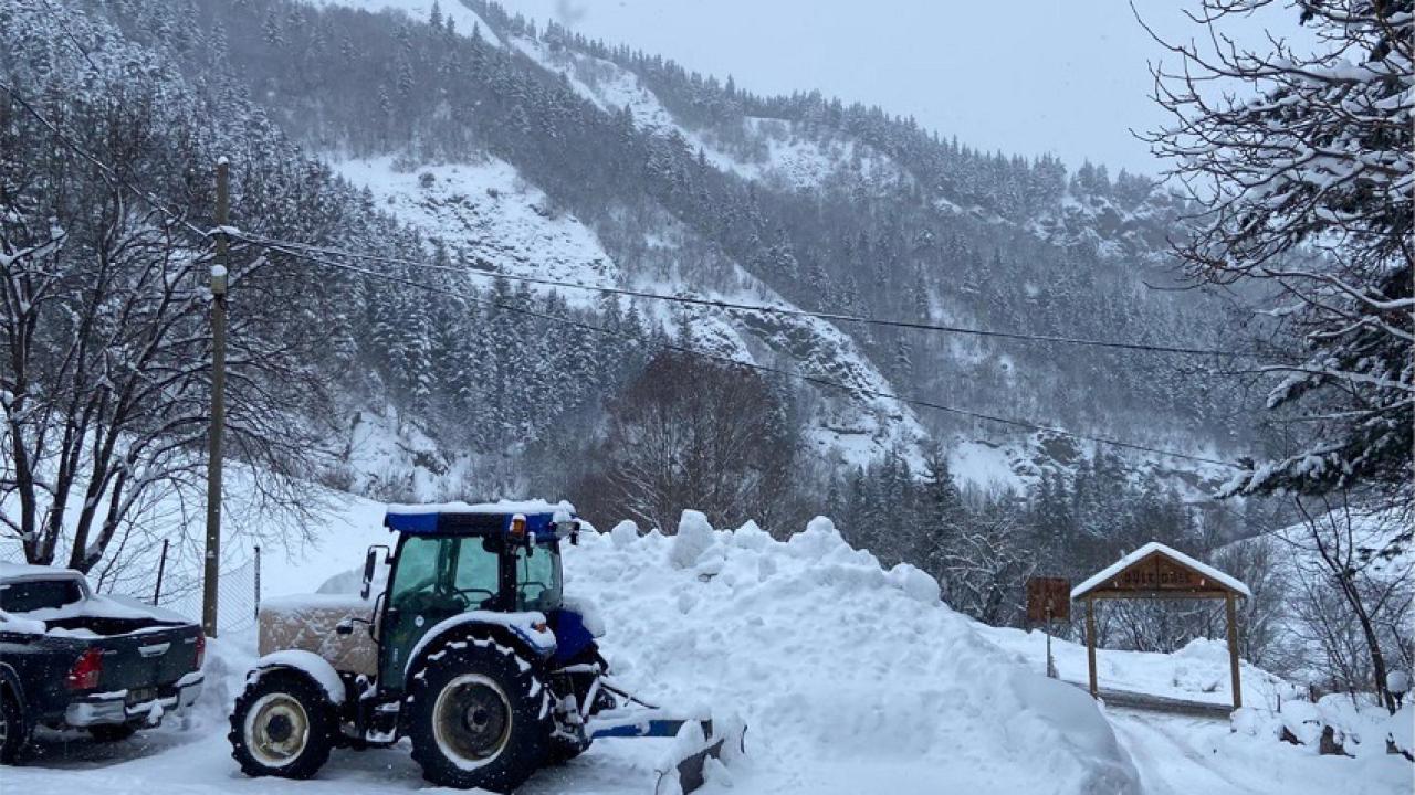 Ardahan-Şavşat yolunda yoğun kar yağışı!
