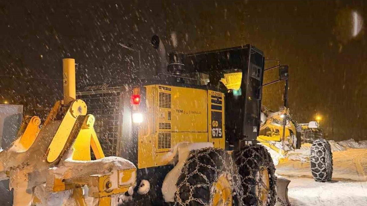 Ardahan’da kar yağışı nedeniyle 35 köy yolu ulaşıma kapandı