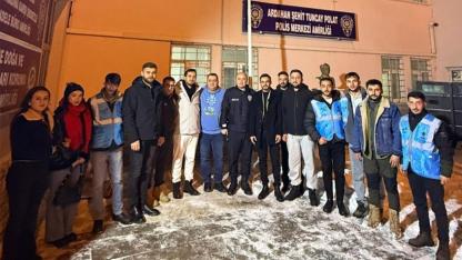 Ardahan’ın AK Gençleri, yeni yıla görevi başındaki kamu çalışanlarıyla birlikte girdi