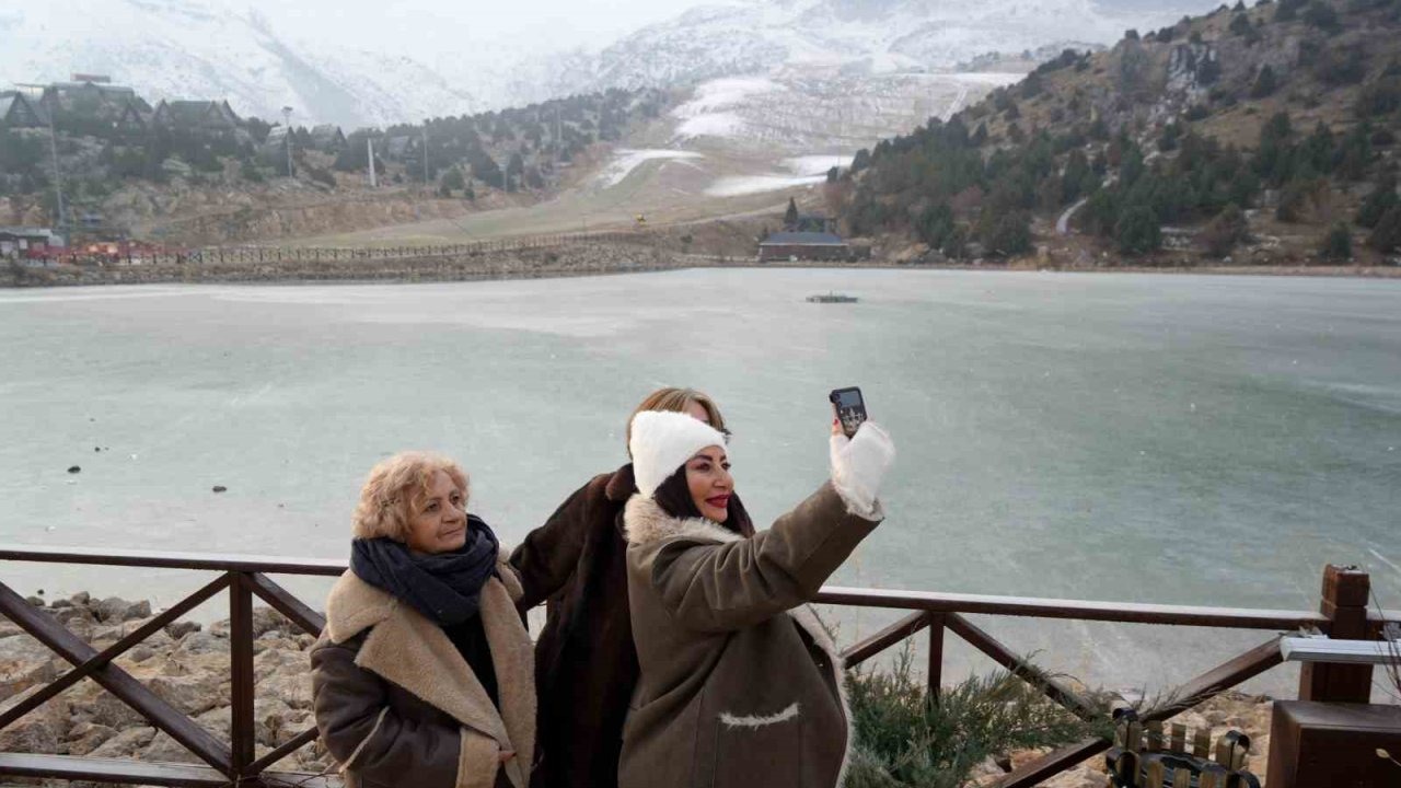 Ardıçlı Gölü buzla kaplandı