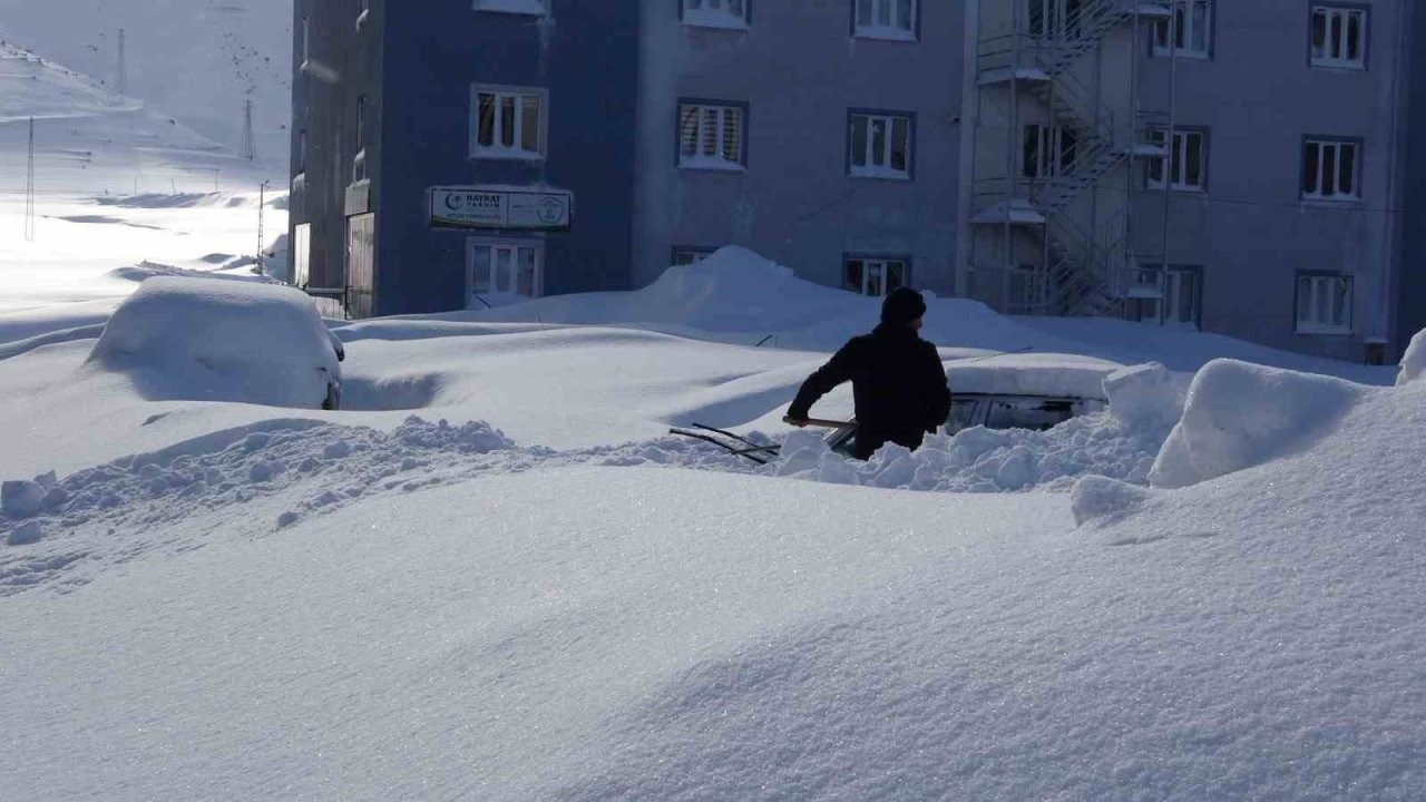 Bitlis’te kar altında kalan araçlar güçlükle bulundu