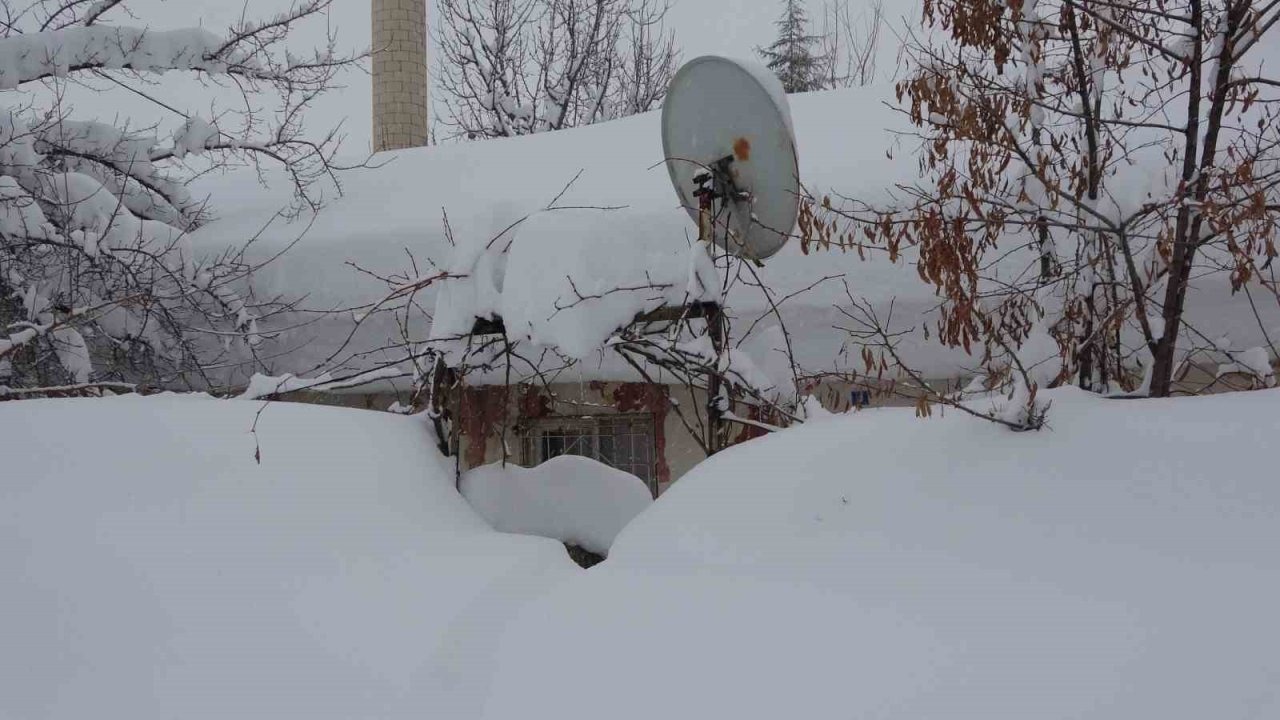 Bitlis’te tek katlı evler kardan kayboldu, 314 köy yolu ise ulaşıma kapandı