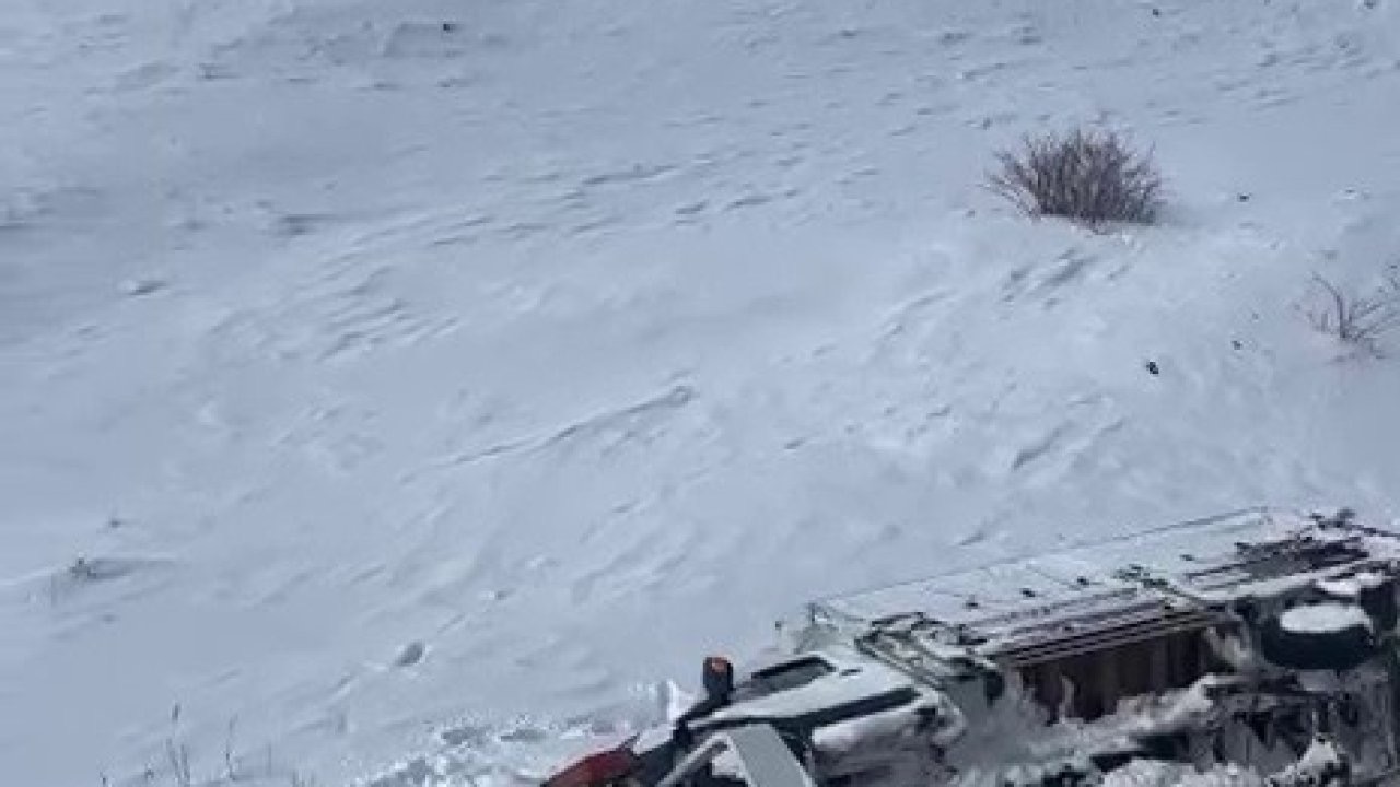 Çekici taşıdığı araç ile şarampole devrildi