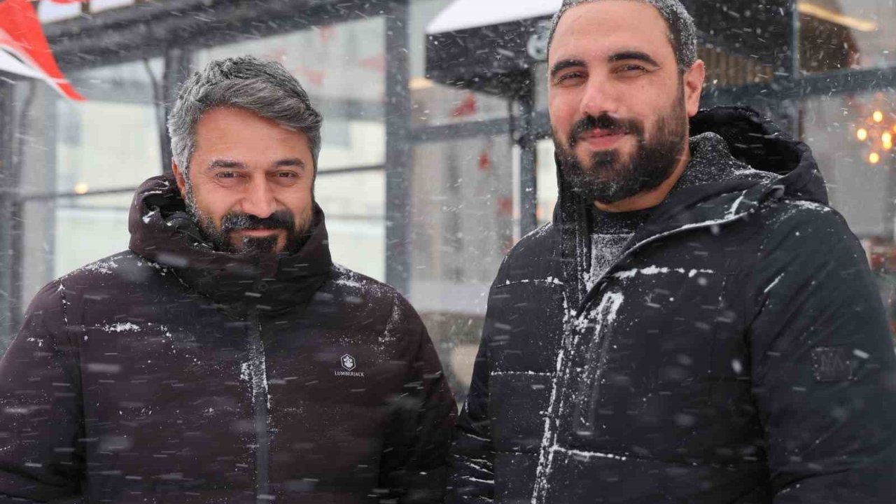 Elazığ’da doğaseverin köpeklerle zor anları dron kamerasında