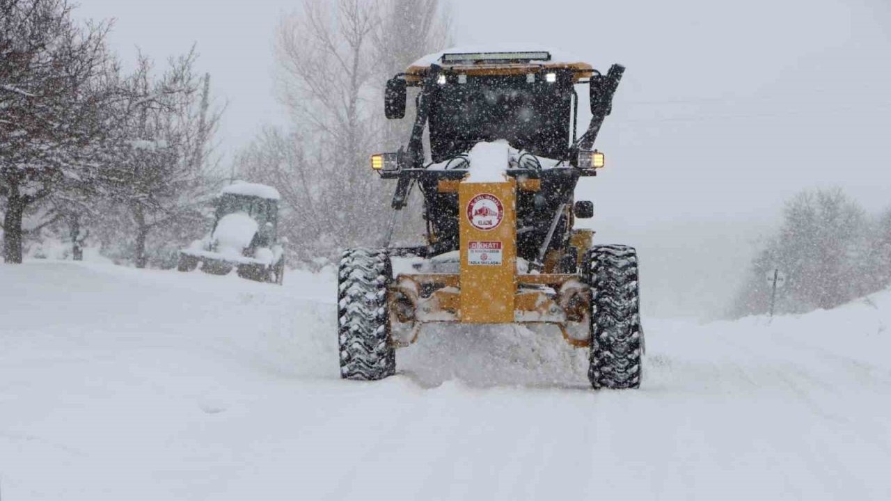 Elazığ’da kar yağışı etkili oldu: 553 köy yolu kapandı