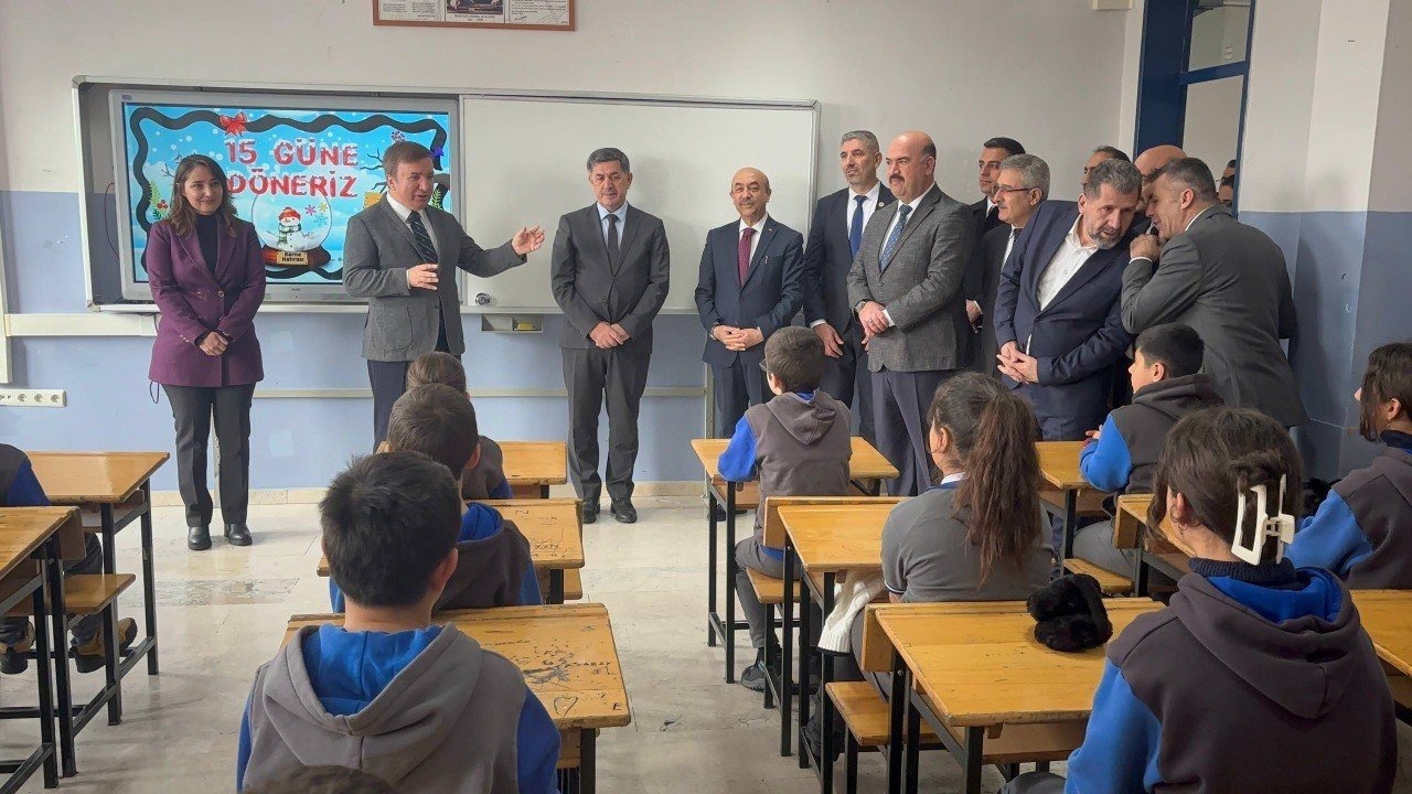 Erzincan Valisi öğrencilere Ergan Dağı’nda kayak ve köfte ekmek sözü verdi