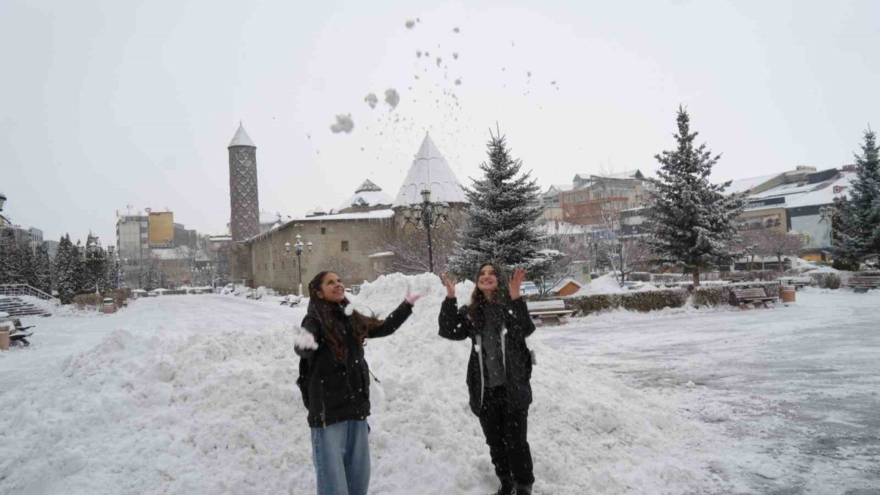 Erzurum’da kar yağışı etkili oluyor