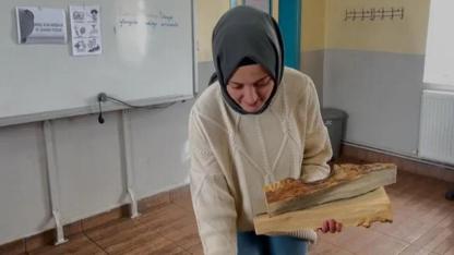 Genç öğretmen köylünün sevgisini kazandı