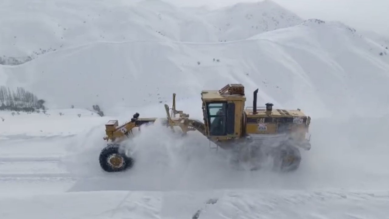 Hakkari kar yağışı: 42 yerleşim yerinin yolu kapandı