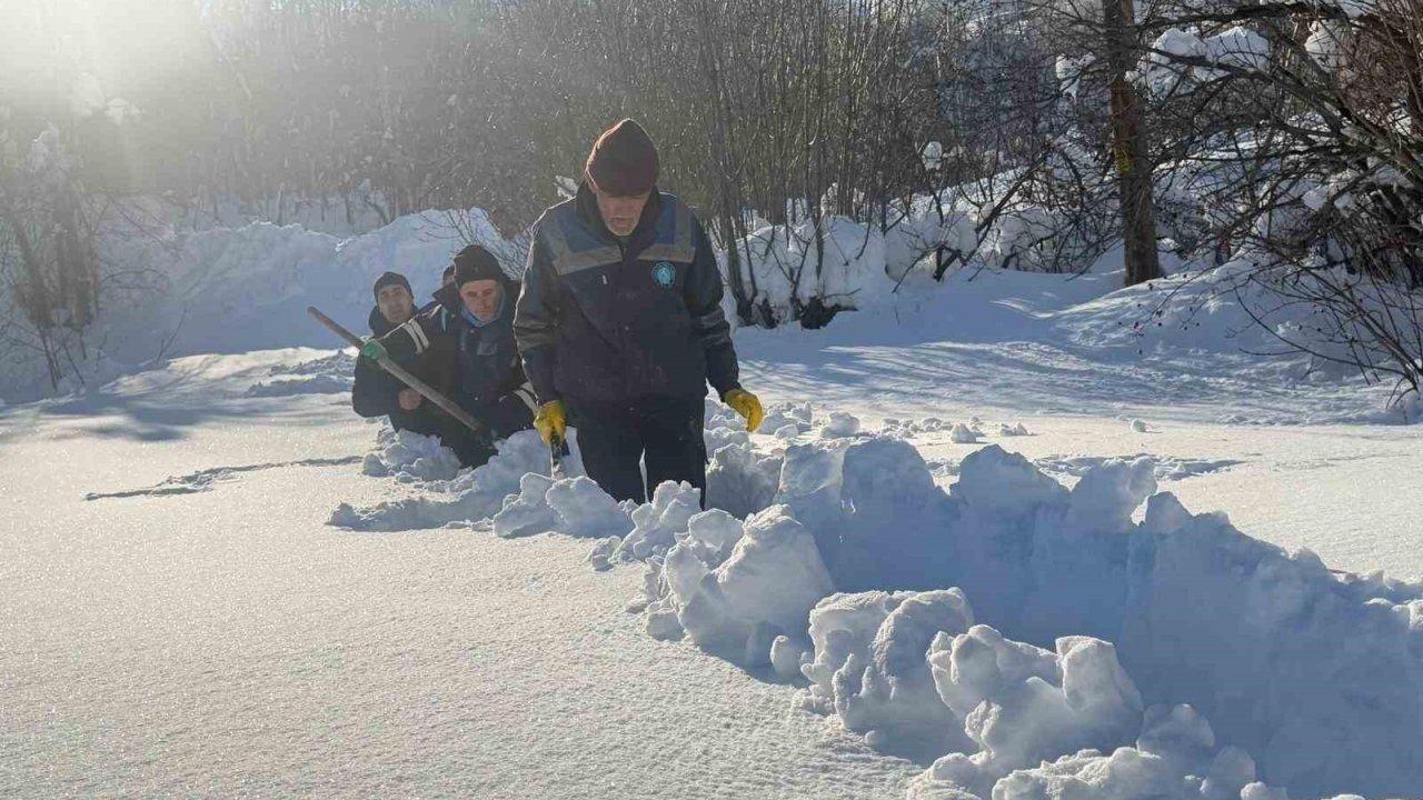 Hakkari su arıza ekibi 1,5 metre karı aşarak arızaya ulaştı