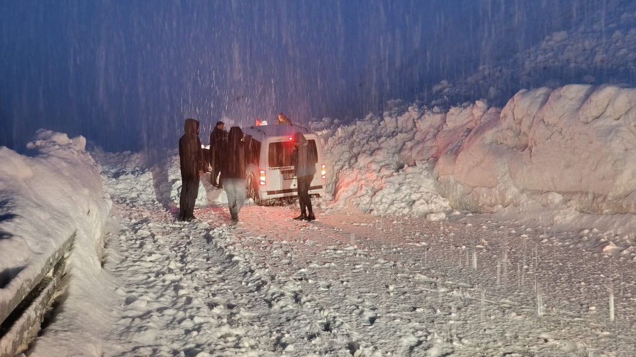 Hakkari-Van yolunda iki çığ arasında kalan 5 araç kurtarıldı