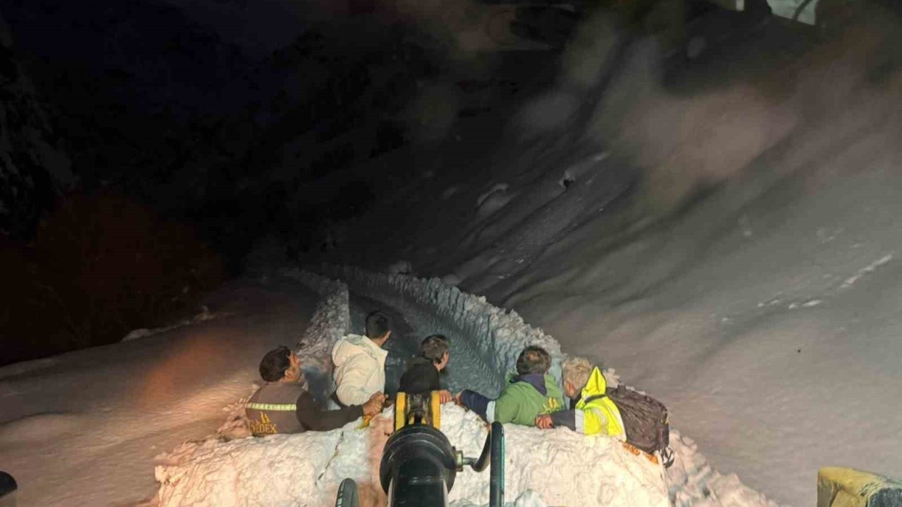 Hakkâri’de mahsur kalan işçiler kurtarıldı