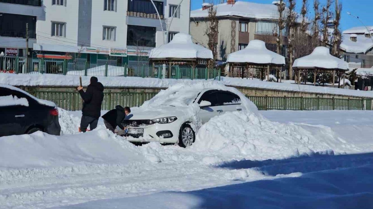 Hasköy’de araçlar kar altında kayboldu