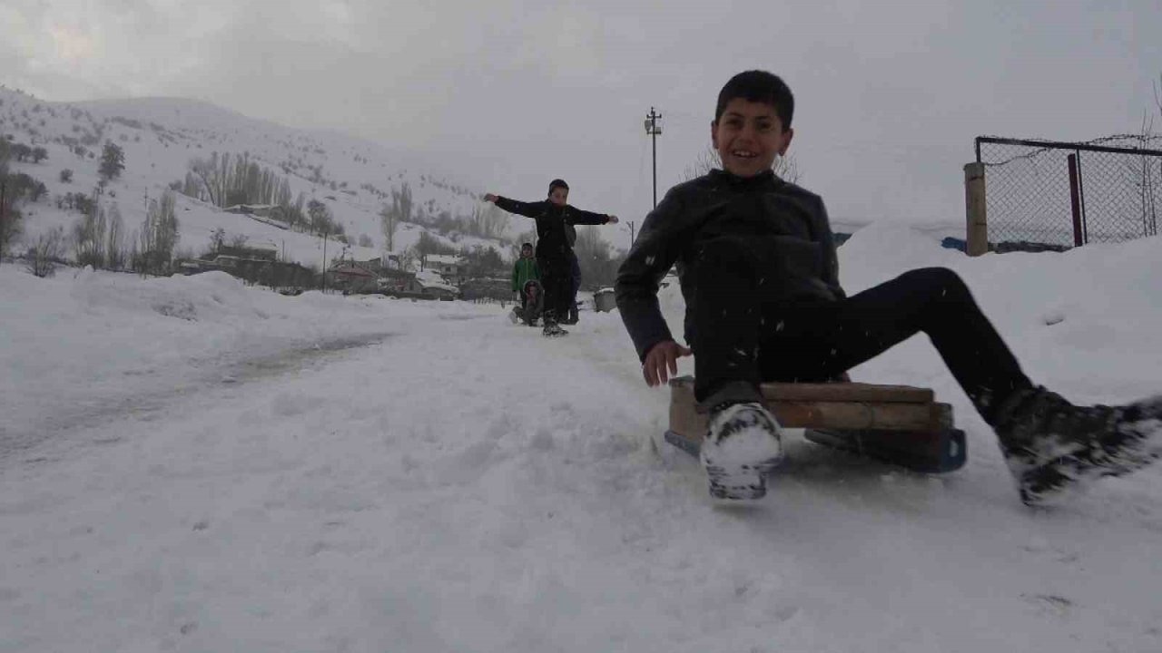 Hasköy’de çocuklar karın keyfini kayarak çıkardı