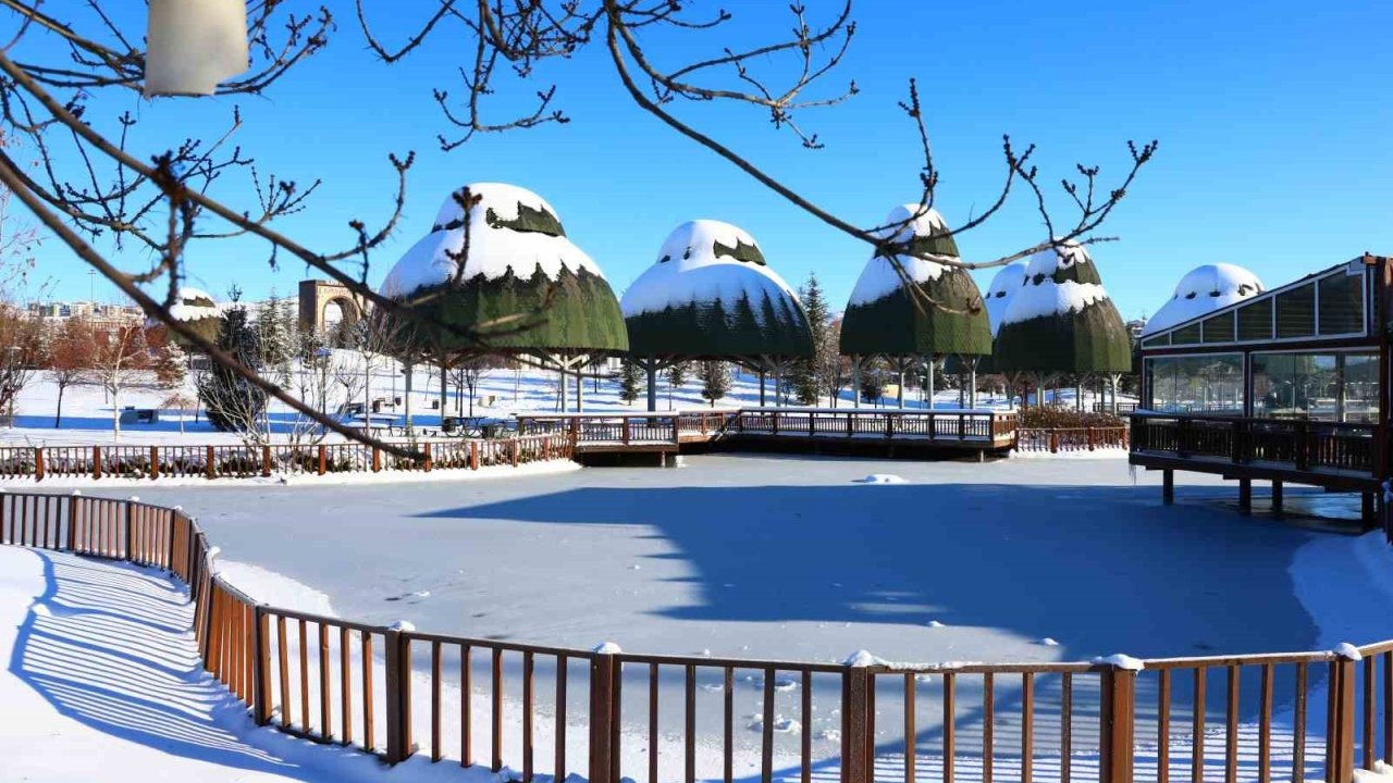 Hava sıcaklıklarının eksi 13’ü gördüğü kentte süs havuzları dondu