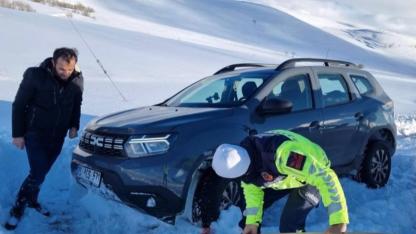 Jandarma yolda kalanlara yardım etti