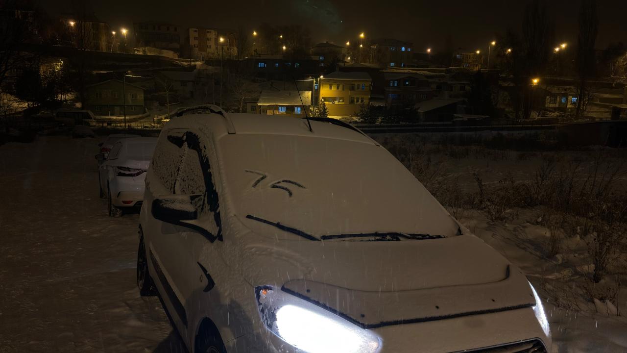 Kar sonrası araçlar beyaz örtüyle kaplandı